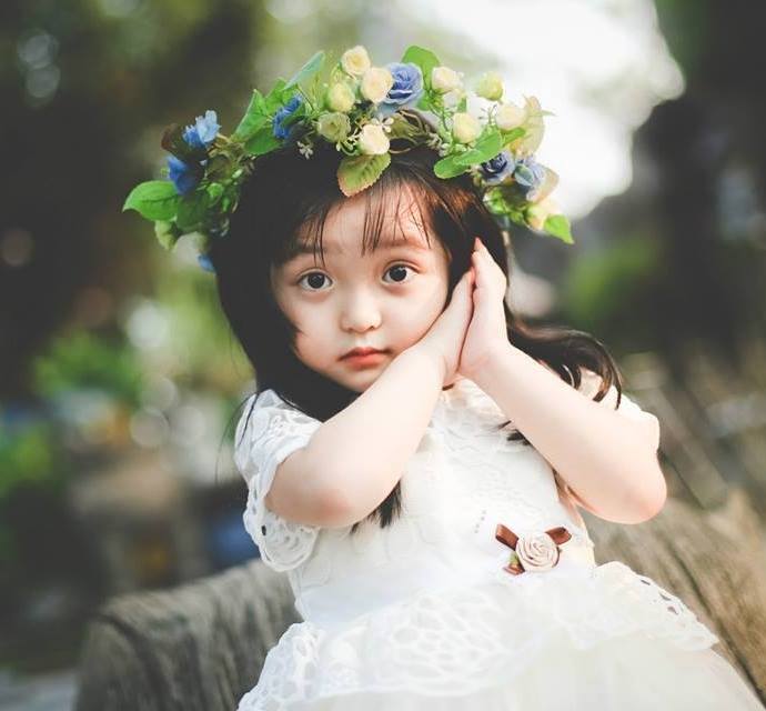 Cách đây vài ngày, nhiếp ảnh gia Huy Tưởng một lần nữa chia sẻ bộ ảnh mới của bé Uyên Nhi trên facebook cá nhân.